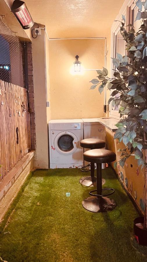 Lovely 1-Bedroom Property With Balcony In West End Глазгоу Екстериор снимка