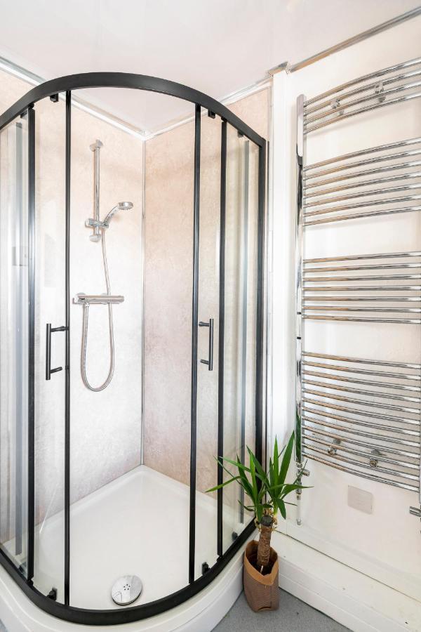 Lovely 1-Bedroom Property With Balcony In West End Глазгоу Екстериор снимка